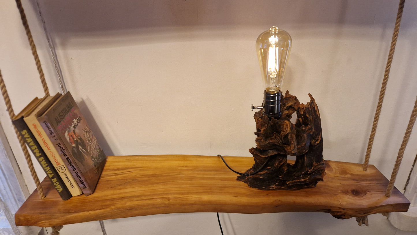 Eksklusiv hengehylle: Epletre «Live Edge» tre med jutetau