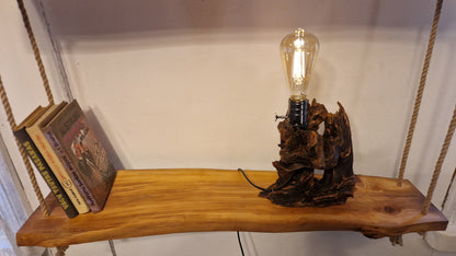 Eksklusiv hengehylle: Epletre «Live Edge» tre med jutetau