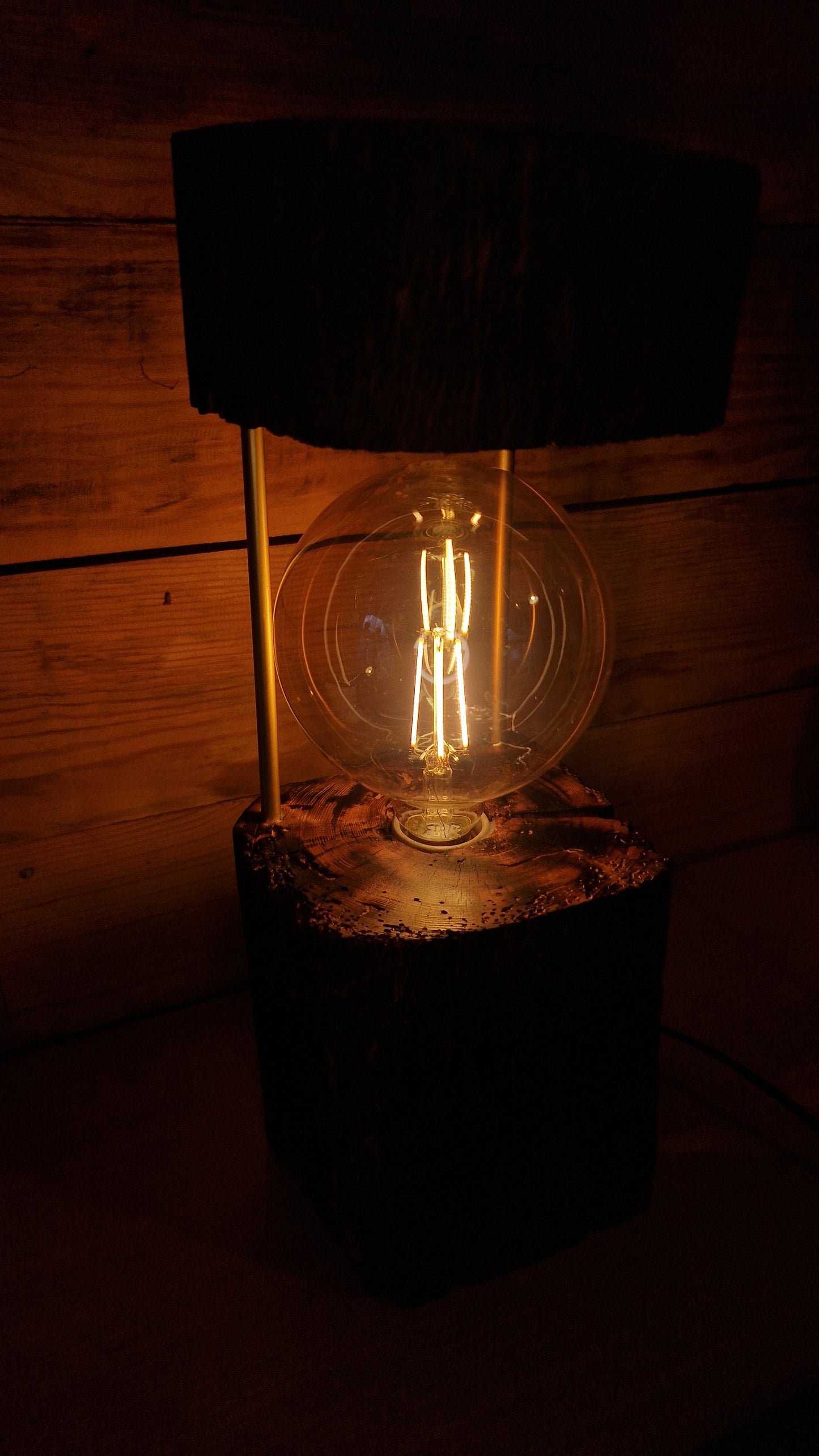 Rustikk bordlampe i furu, dimbar