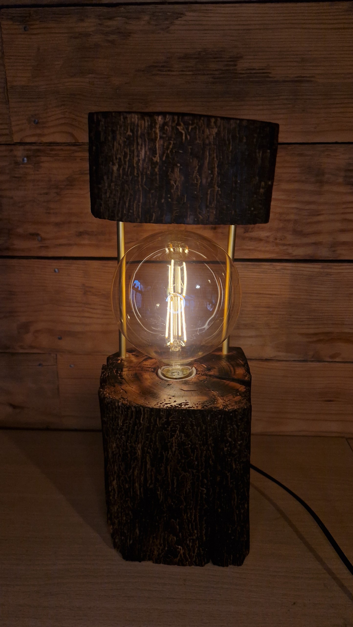 Rustikk bordlampe i furu, dimbar